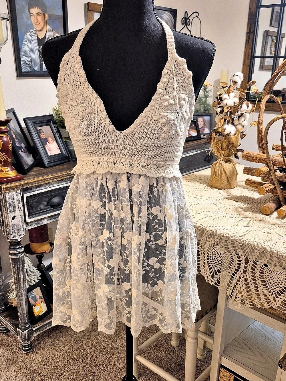 En Creme Floral Crochet Lace Halter Top / Size Large NWT